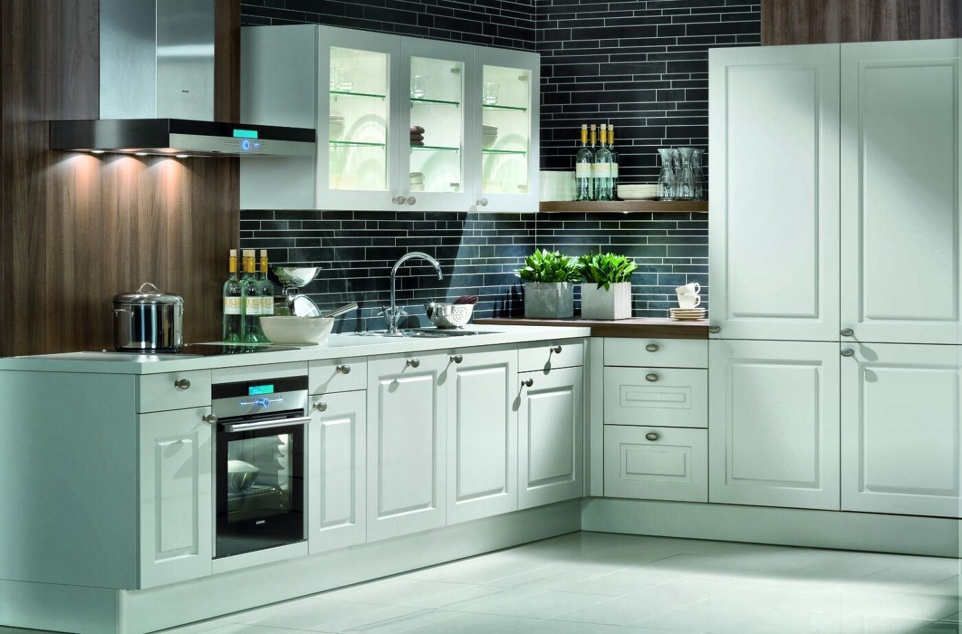 Weiße Landhausküche in L-Form vergrößert bei Klick! (Bildquelle: Pronorm) Weiße Landhausküche in L-Form vergrößert bei Klick! (Bildquelle: Pronorm)