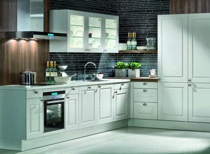 Weiße Landhausküche in L-Form vergrößert bei Klick! (Bildquelle: Pronorm) Weiße Landhausküche in L-Form vergrößert bei Klick! (Bildquelle: Pronorm)