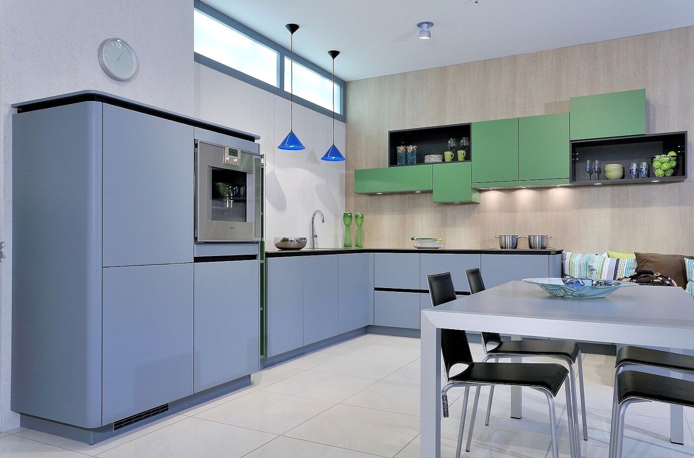 Grifflose Design-Wohnküche mit Esstisch und Sitzbank auf 15 qm. Grifflose Design-Wohnküche mit Esstisch und Sitzbank auf 15 qm.