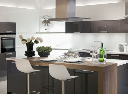 Elegante Inselküche für mindestens 15 Quadratmeter Elegante Inselküche für mindestens 15 Quadratmeter