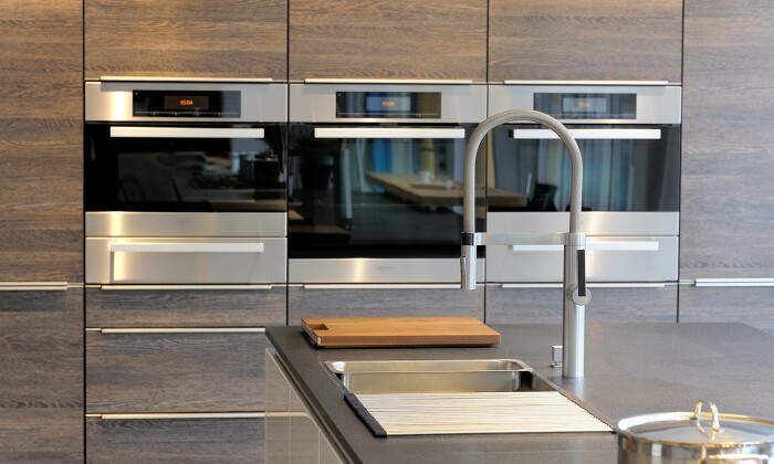 Für glänzende Akzente in der Holzfront sorgt dieses Einbaugeräte-Trio. Für glänzende Akzente in der Holzfront sorgt dieses Einbaugeräte-Trio.