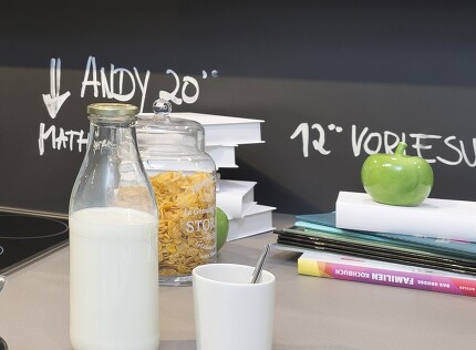 Mit Tafelfarbe wird auch die Nischenrückwand zum schwarzen Brett! Mit Tafelfarbe wird auch die Nischenrückwand zum schwarzen Brett!